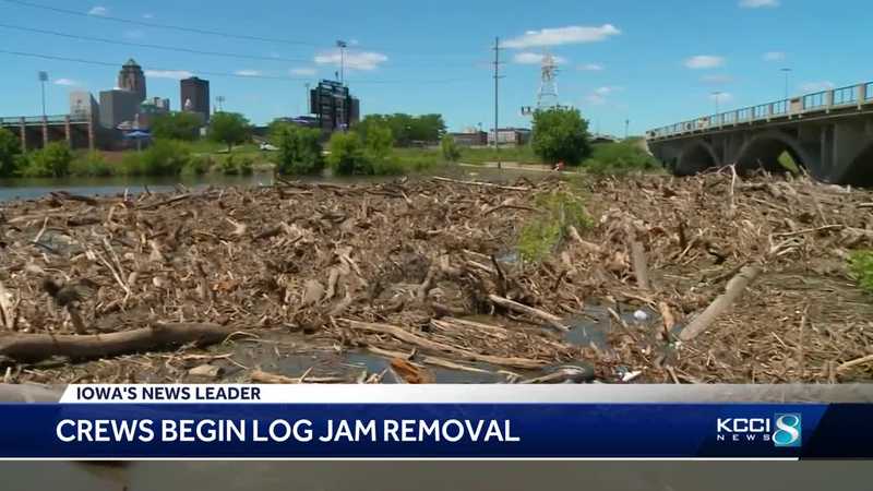 Des Moines crews remove log jam in Raccoon River at SW 1st Street Trail Bridge