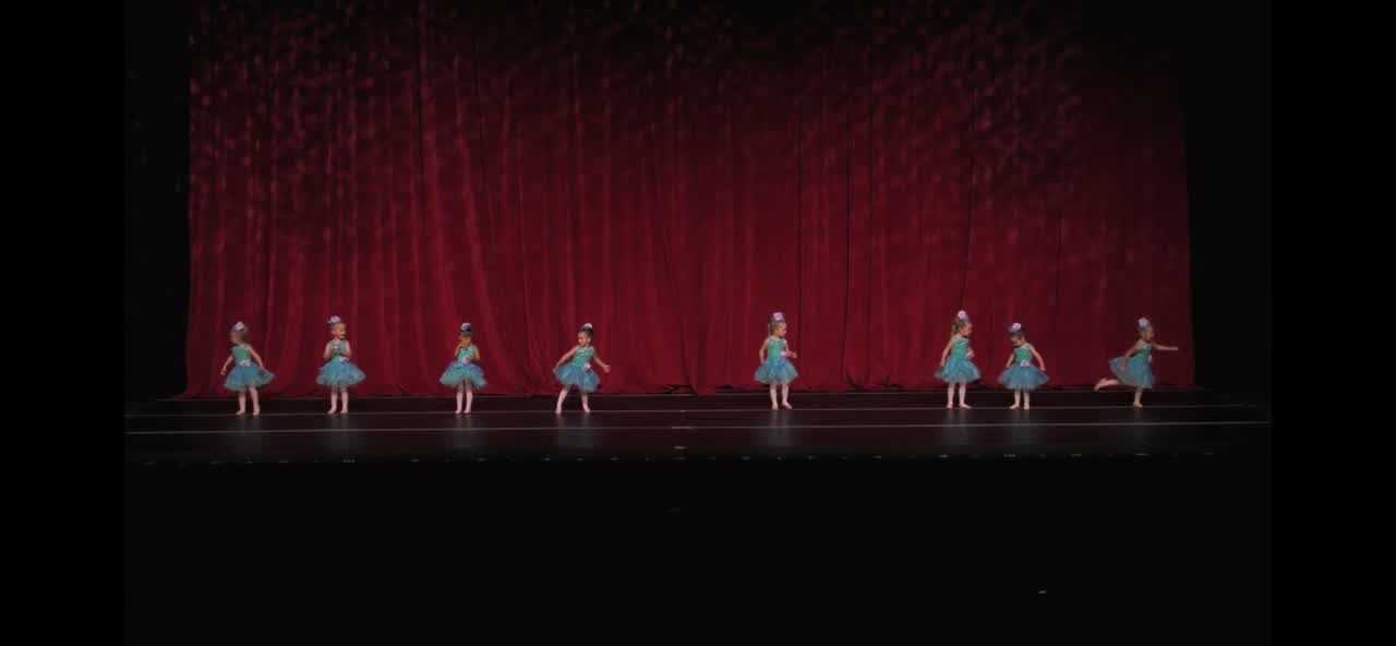 Louisiana girl funny dance recital video