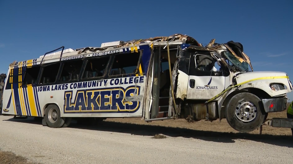 1 dead, over 30 hurt in crash involving Iowa baseball team that recently played in Oklahoma