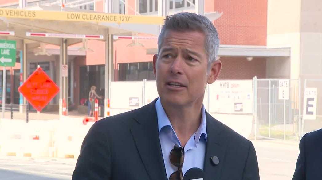 US secretary of transportation visits Des Moines' new airport terminal and new DART facility