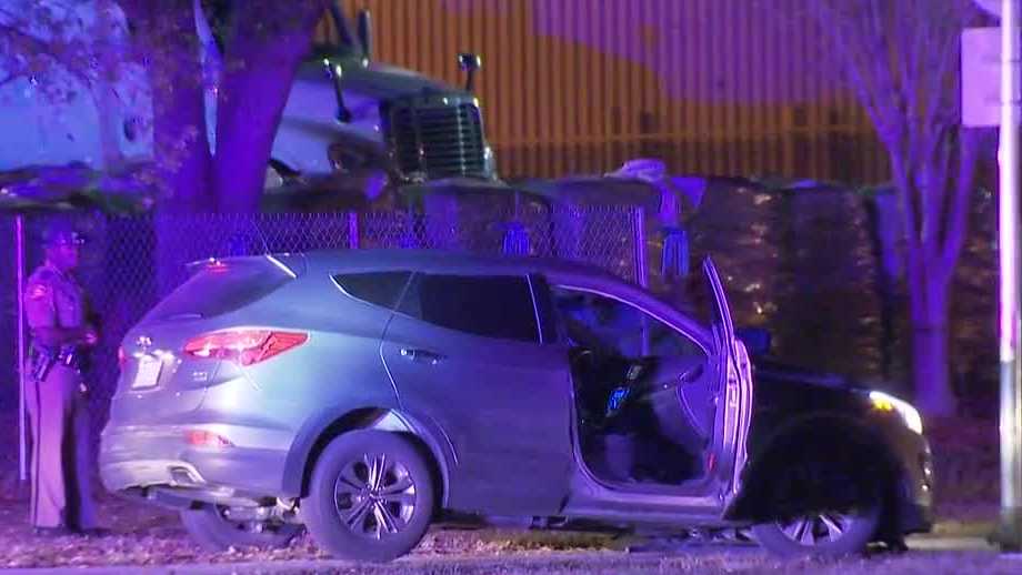 2 people sought after high-speed chase ends in Orange County crash
