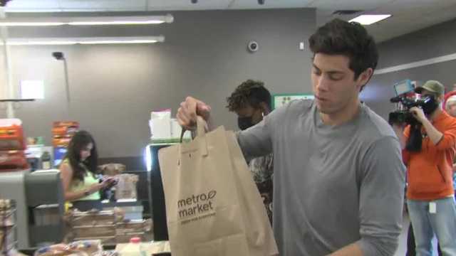 Christian Yelich bags, buys groceries at West Allis store - Vimarsana News