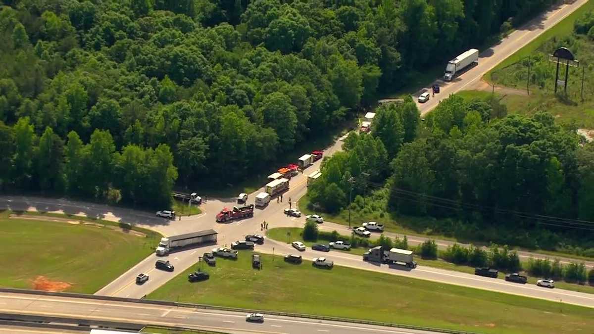 SC: Crash involving dump truck, fire truck blocks traffic – WYFF4 Greenville