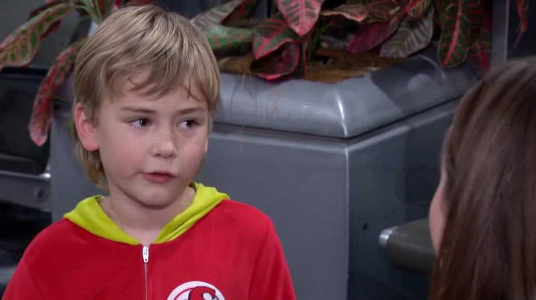 'Mom said it was 6 hours that we had to wait': Families dealing with holiday travel delays