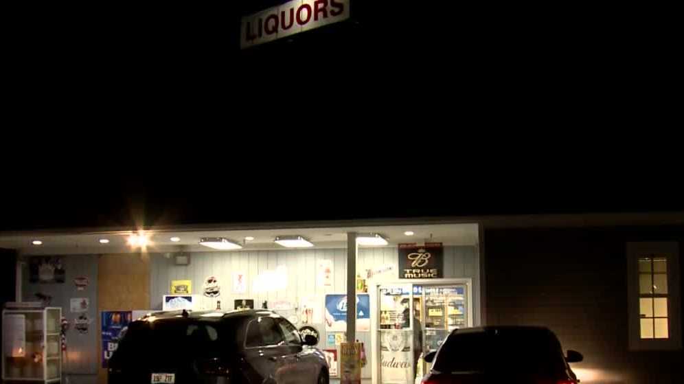 Mount Washington Police searching for 2 suspects in liquor store robbery