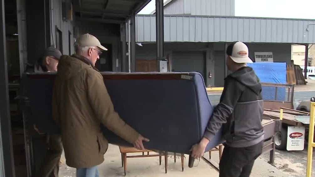 Customers retrieve furniture from company accused of scam