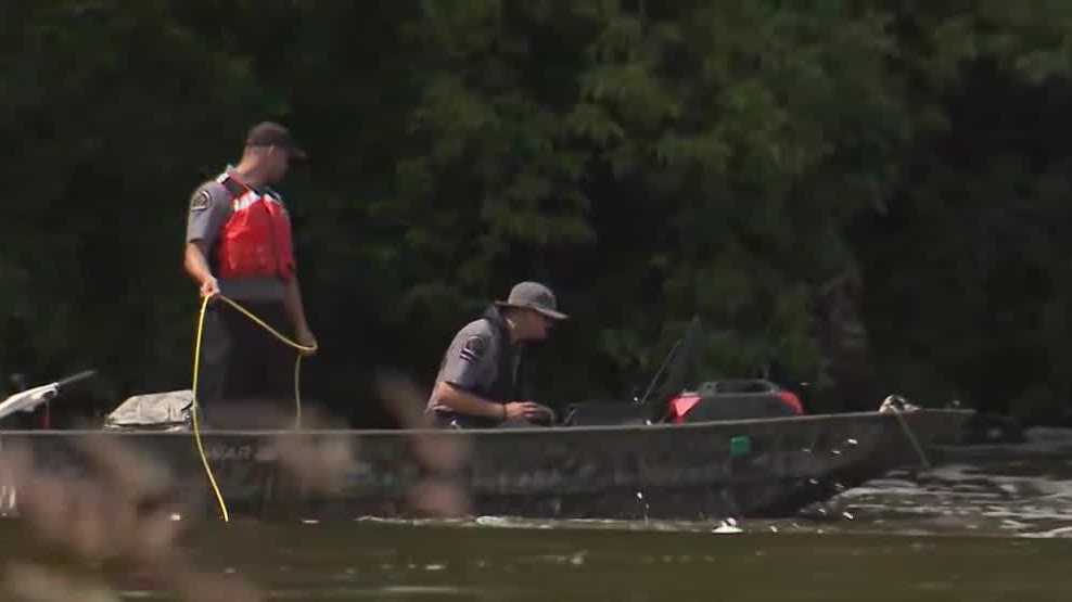 Search continues for man reported in distress in Milwaukee River in ...