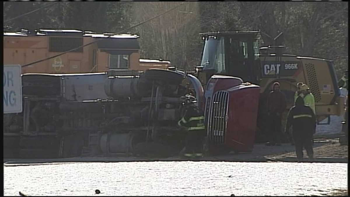 Train Hits Tractor Trailer Derails At Crossing In Auburn 5635