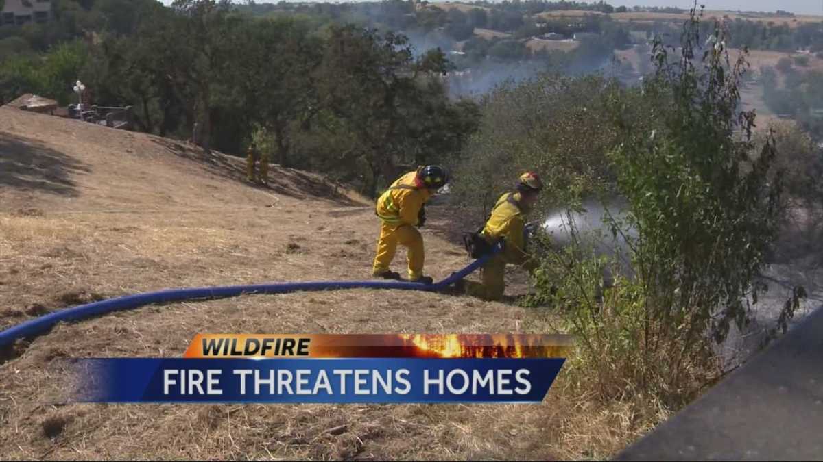 Grass fire threatens homes near Oakdale