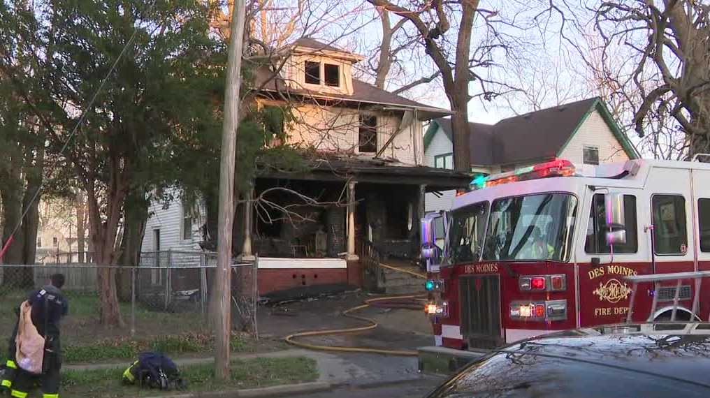 8 people escape group home fire in Des Moines