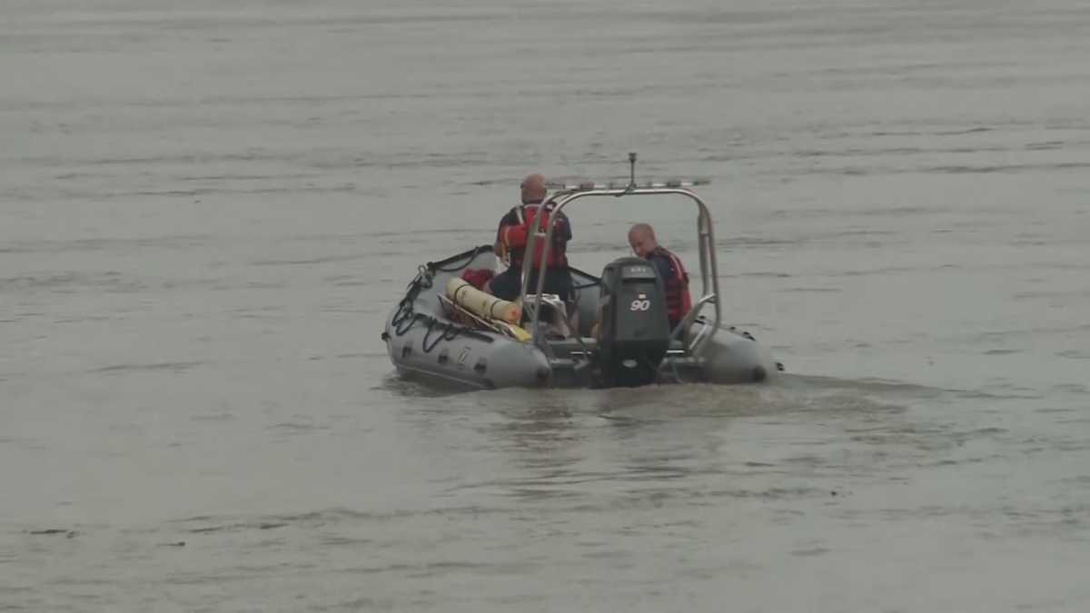 Search for missing boaters continues