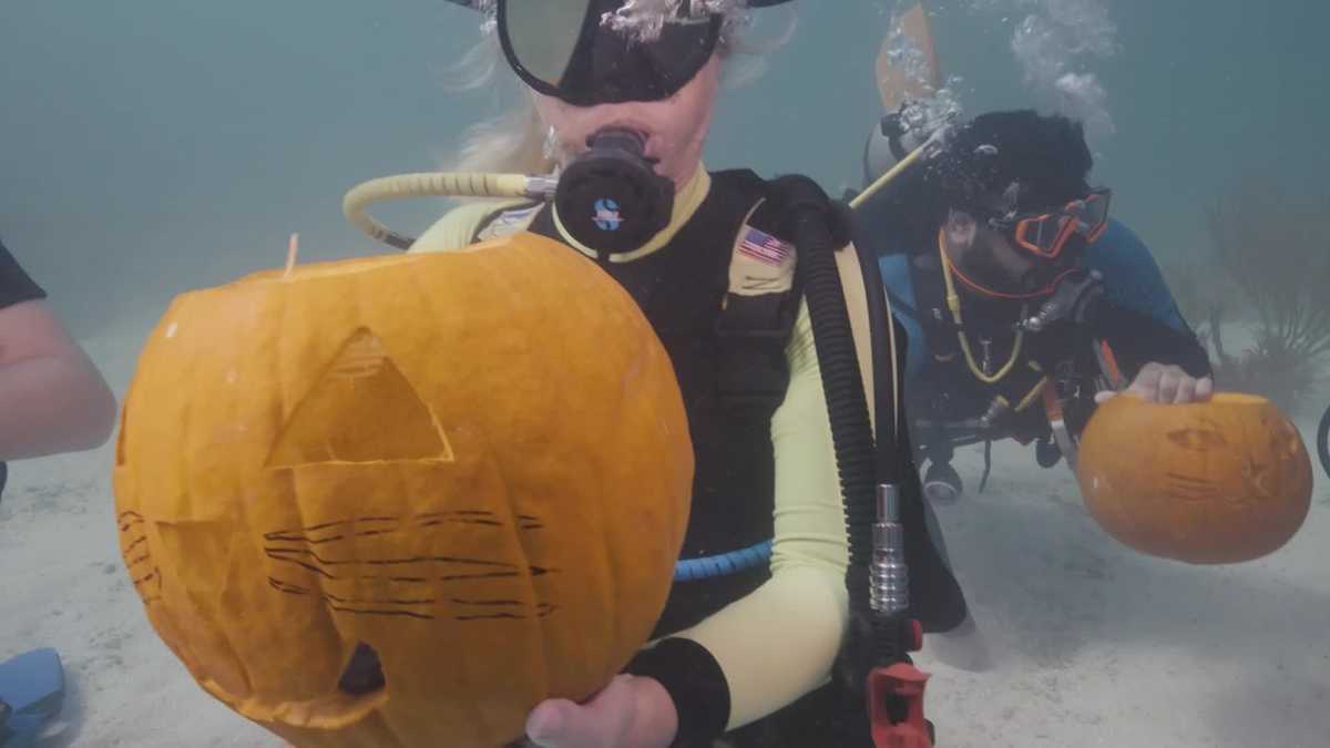 Underwater pumpkincarving competition held in Key Largo