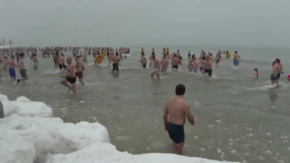 Hundreds brave frigid temps at Milwaukee's lakefront for Polar Plunge