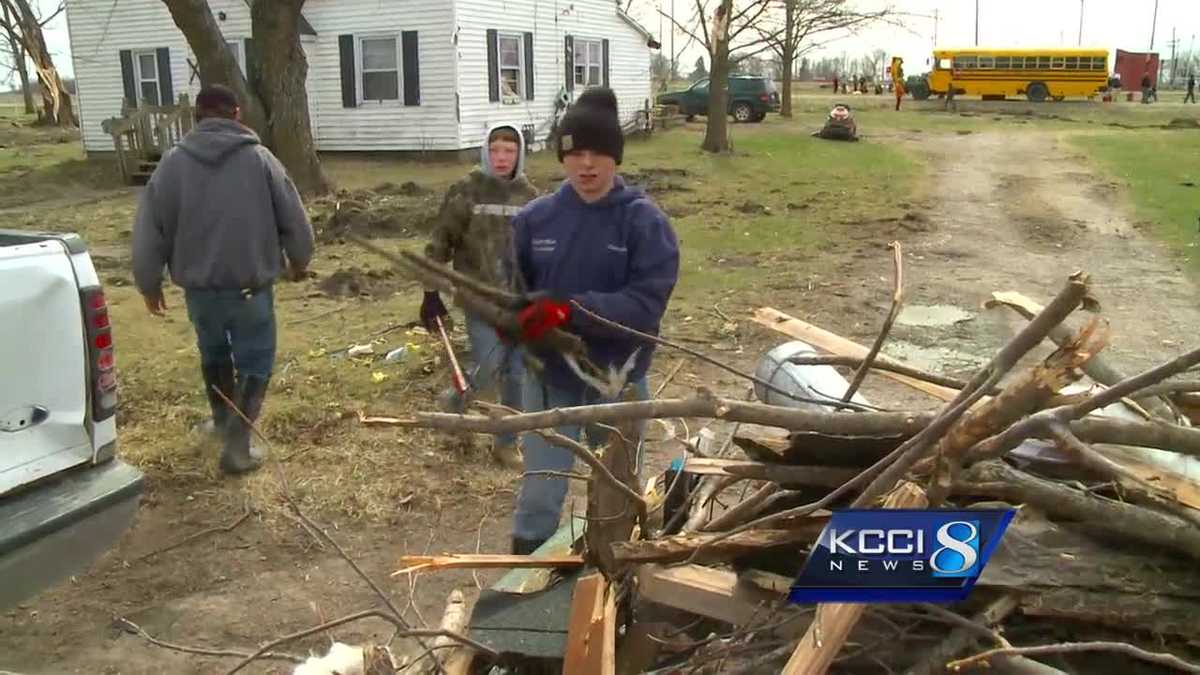 Students volunteer in tornadoravaged Seymour cleanup effort