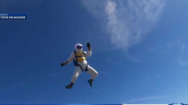 Milwaukee Easter Bunny skydives into egg hunt - Vimarsana News