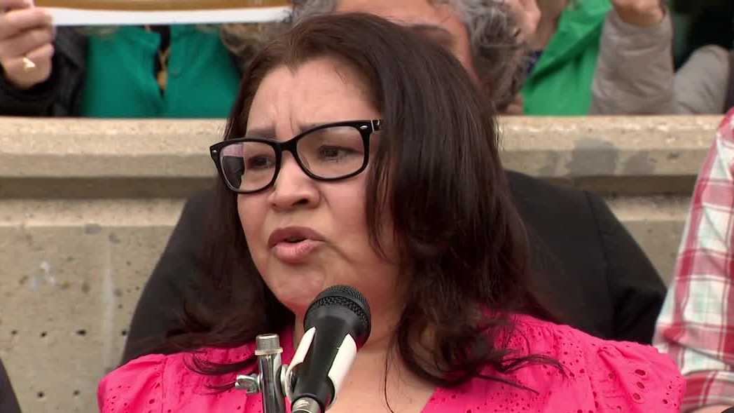 Milwaukee mother of four reunites with family after ICE detention
