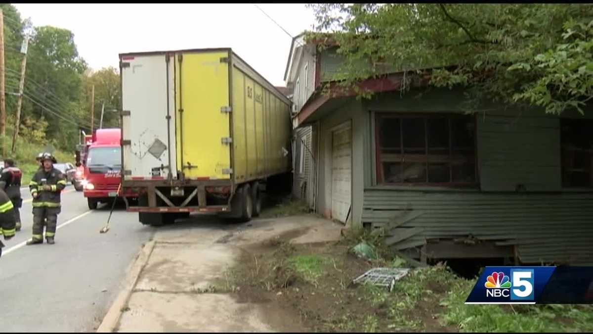 Tractor Trailer Crashes Into Home 4 Parked Cars 2509