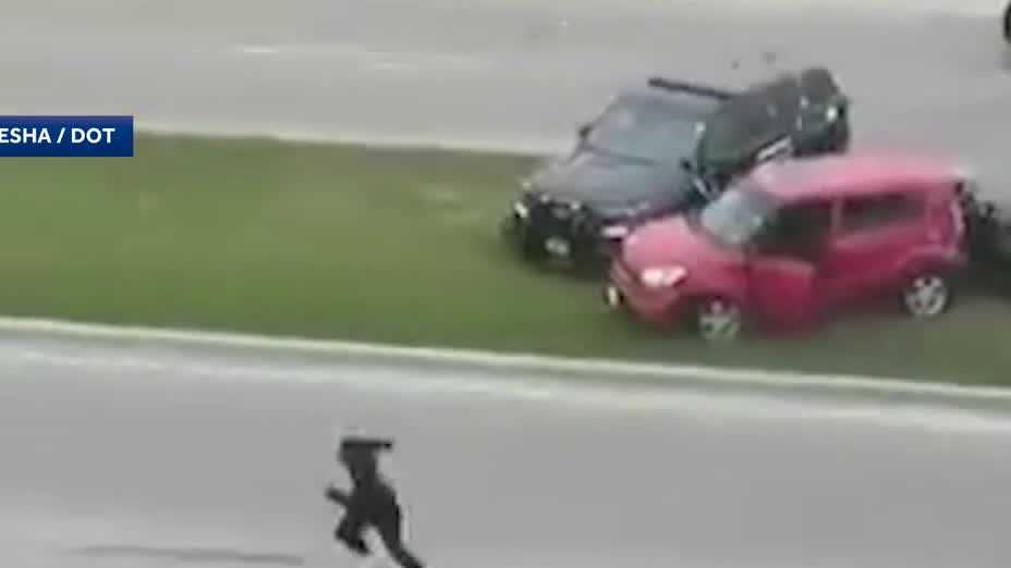 Car crashes into pole in police chase on Milwaukee Co. freeway