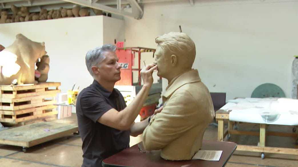 Local artist sculpts Tom Osborne's bust for the Nebraska Hall of Fame