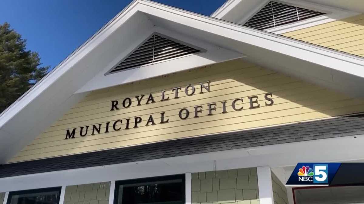 Royalton voters deciding whether or not to hire town manager on Town