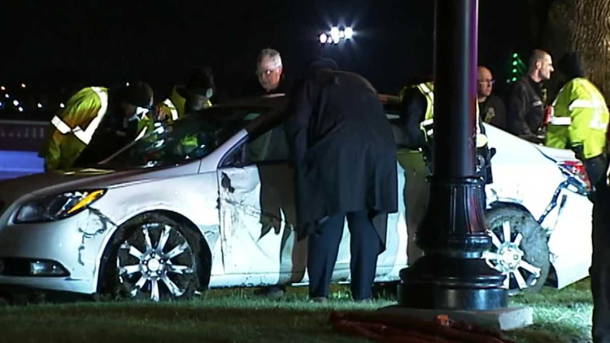 Ohio police chase ends with car crashing into river