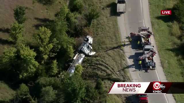 Tanker overturns closing ramp from southbound I-29 to I-435 - Vimarsana News