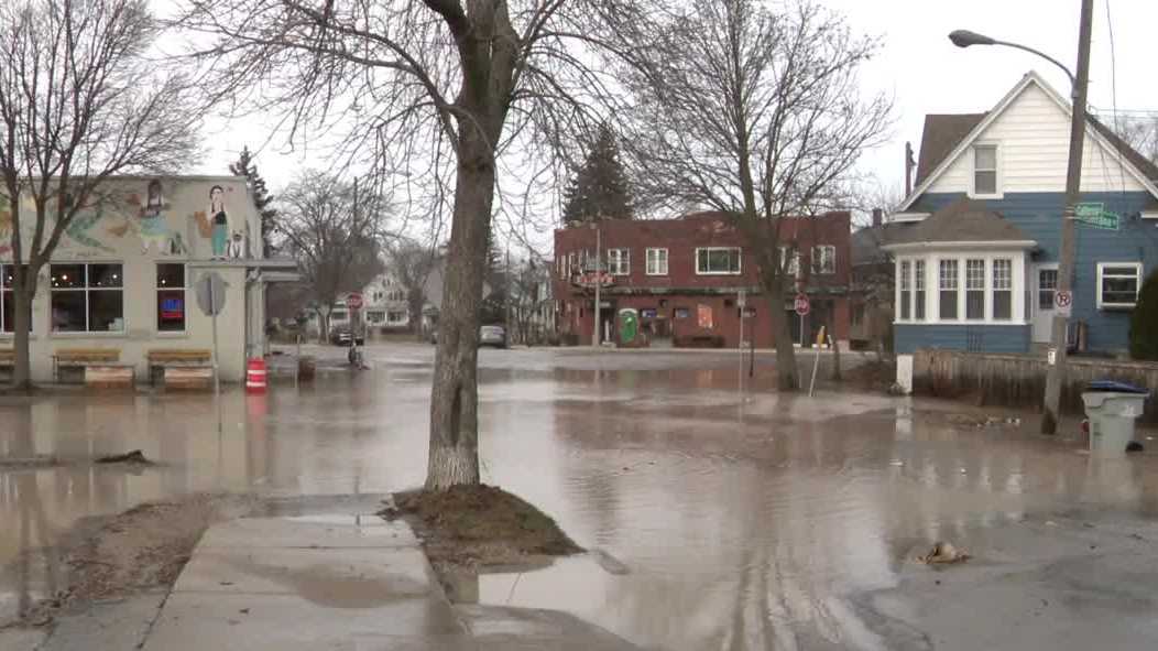 Milwaukee water main break leaves homes without water, causes mess