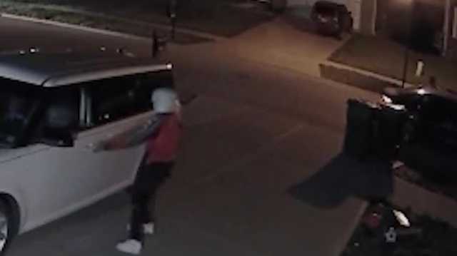 WATCH: Cars caught prowling Louisville neighborhoods, attempting to break into others - Vimarsana News