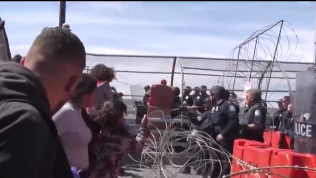 Migrants attempt to rush U.S.-Mexico border - Vimarsana News