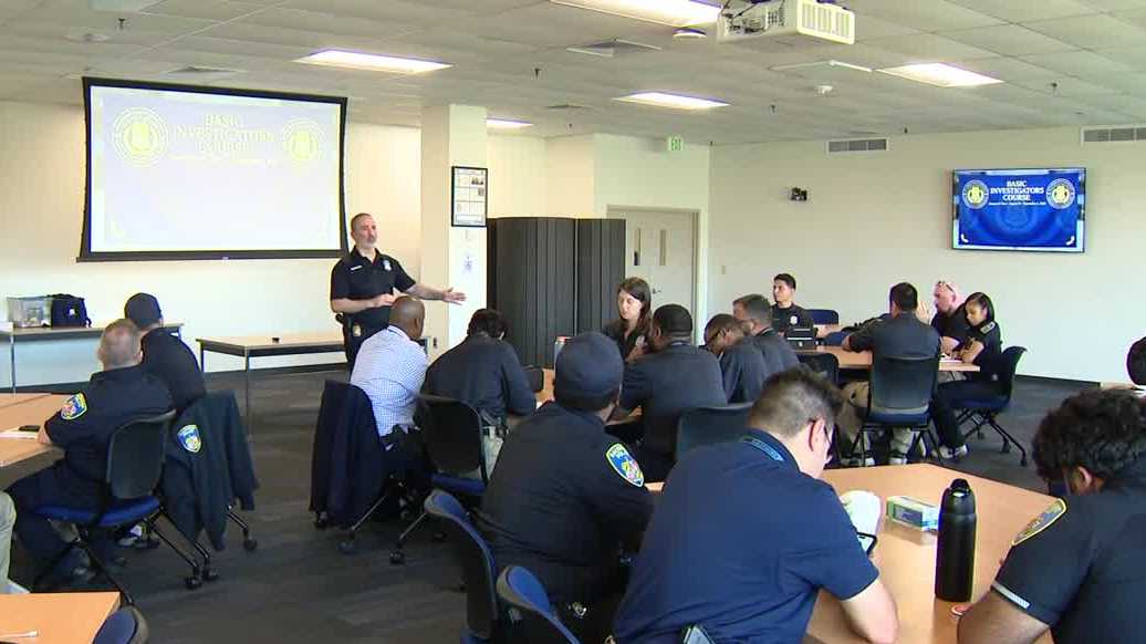 Baltimore police officers graduate new investigators course - WBAL