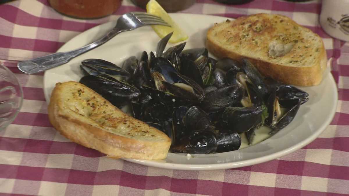 Steamed mussels with garlic, white wine, cream