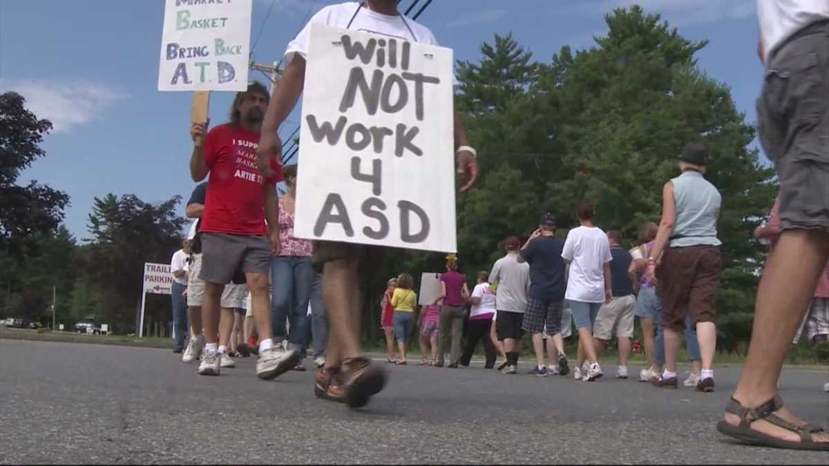 Market Basket cuts part-timers' hours as protests continue