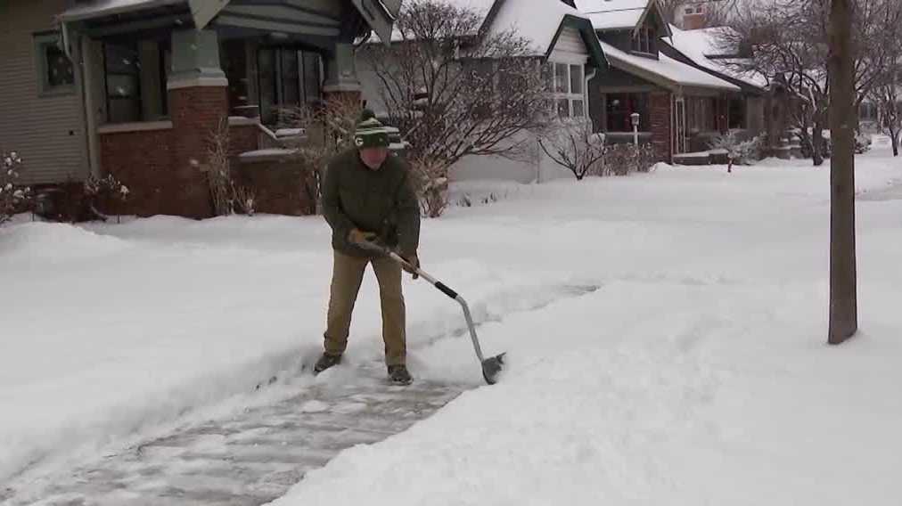 Milwaukee-area residents, city crews tackle lake effect snow