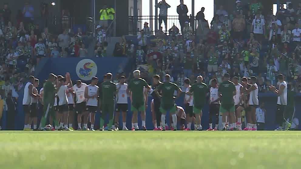 Algeria national soccer team receives warm welcome at public training session at Rock Chalk Park