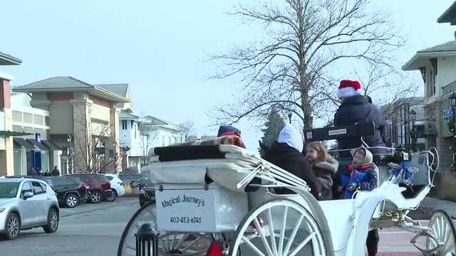 Omaha shopping mall spreads holiday cheer as shoppers pick up last-minute Christmas gifts - Vimarsana News