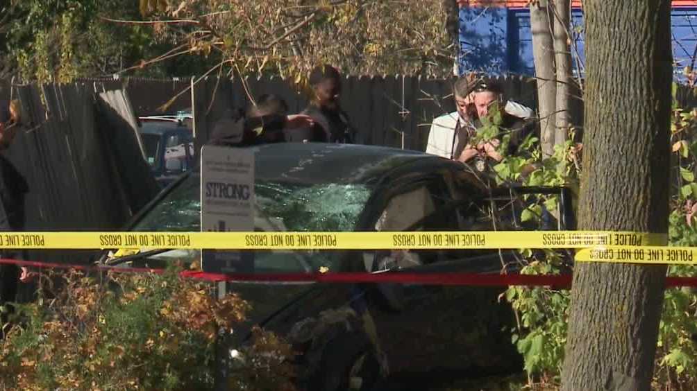 Milwaukee police: One man dead in double shooting, crash