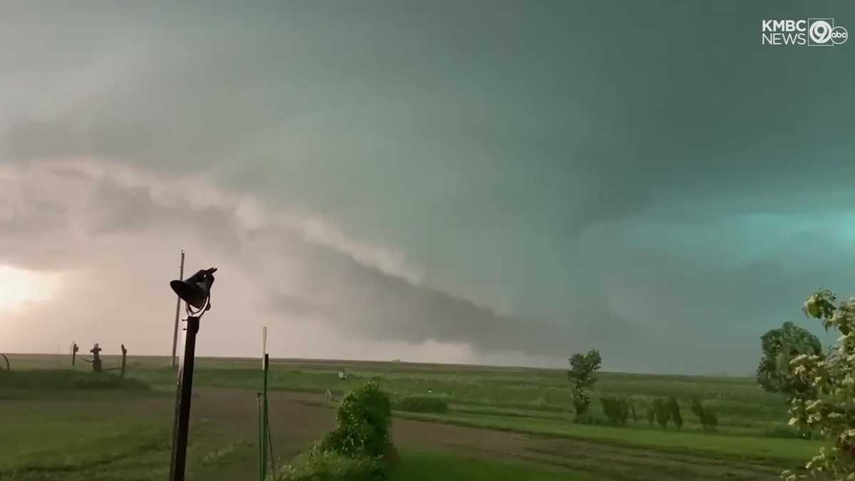 Marysville, Kansas supercell that spawned tornado on video