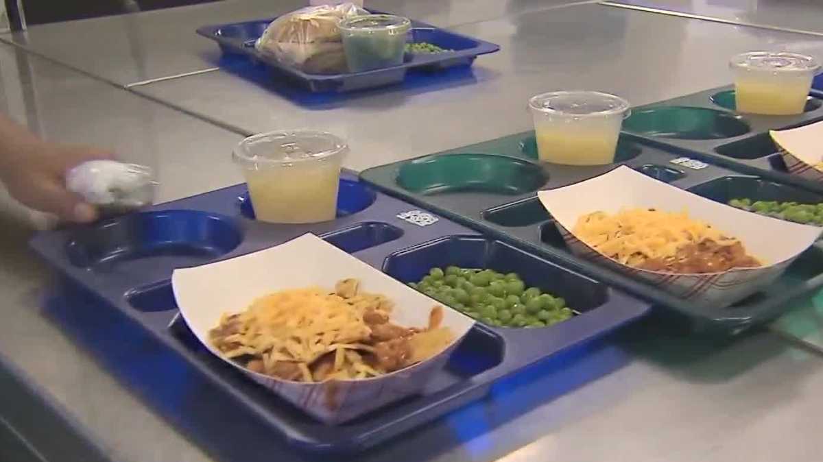 Albuquerque Public Schools offer free lunches to students