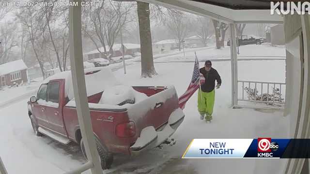 Kansas City snowplow operator Eric Randolph pulls American flag out of the snow - Vimarsana News