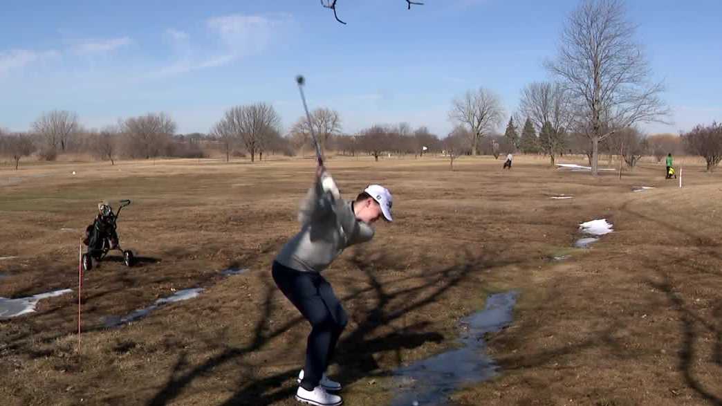 Warm February weather brings golfers back to the course