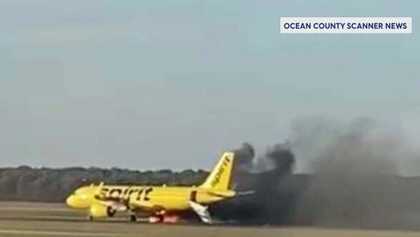 Un pájaro choca contra el motor de un avión, provocando un incendio en un aeropuerto de Nueva Jersey