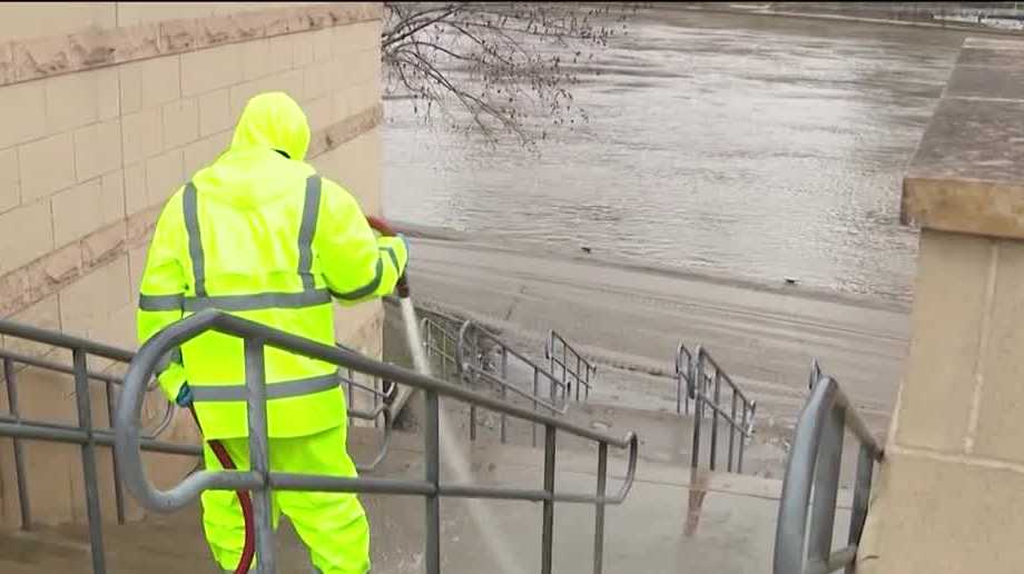Flood cleanup continues in Pittsburgh