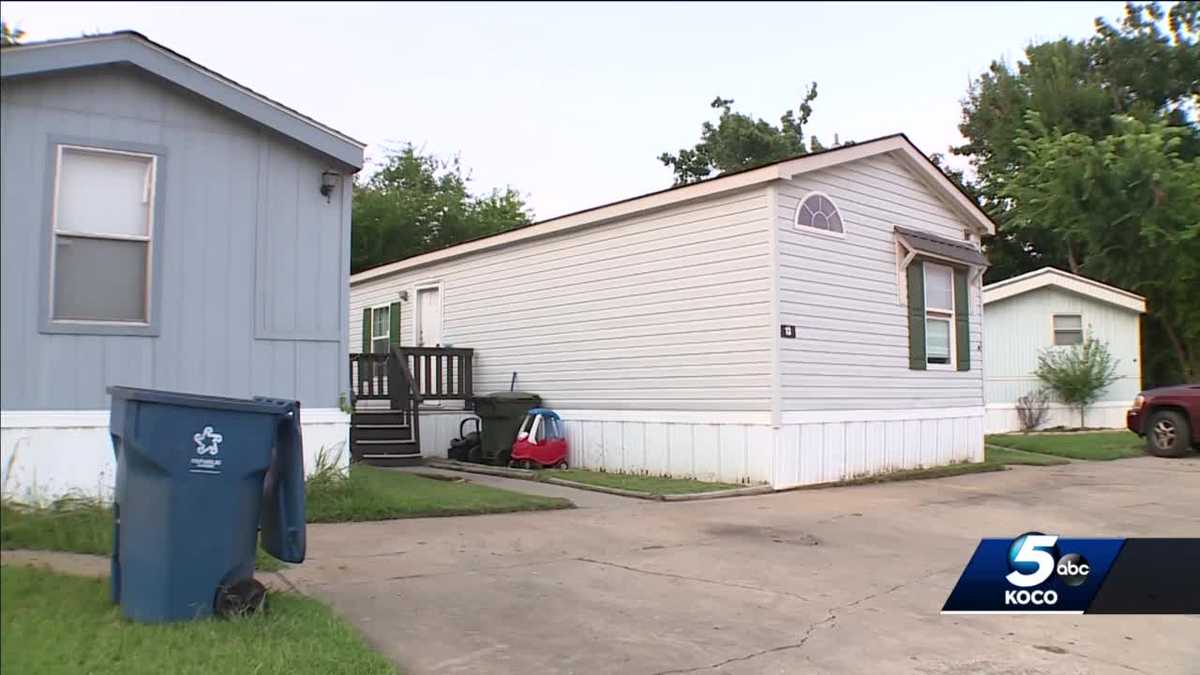 Parents arrested after 2 young children found wandering alone in ...