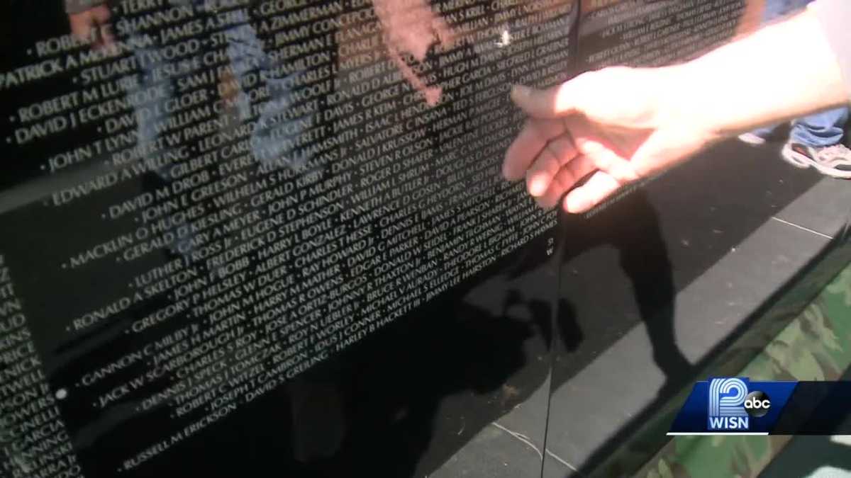 Du khách bày tỏ lòng kính trọng với chuyến đi đến Đài tưởng niệm Chiến tranh Việt Nam