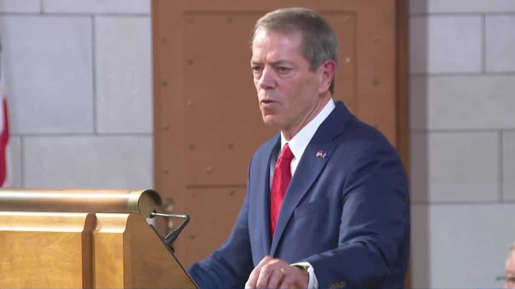 State auditor puts the governor in the hot seat after findings of 'favoritism' in a no-bid contract