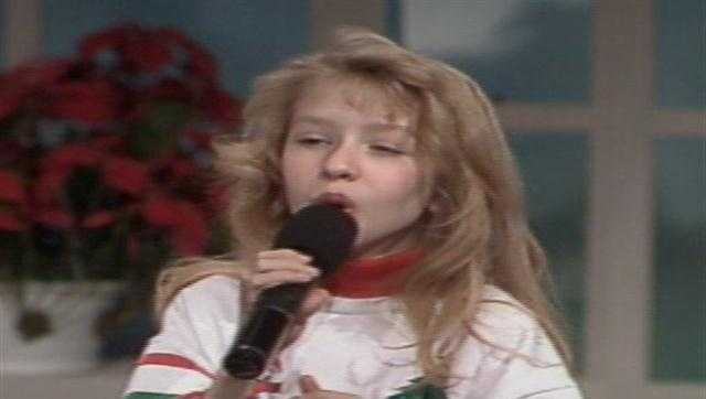Christina Aguilera sings 'Silent Night' in 1991