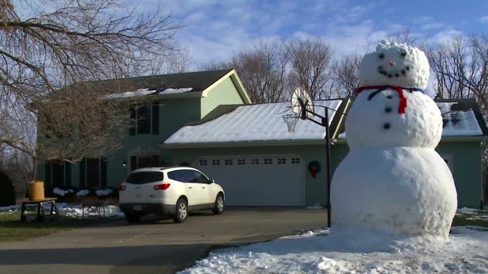 Iowa family constructs massive 15foot snowman