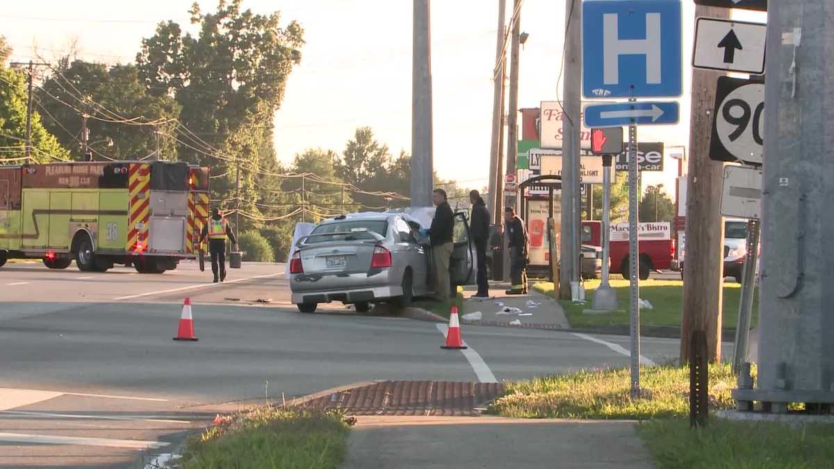2 die after car hits utility pole on Dixie Highway, police say