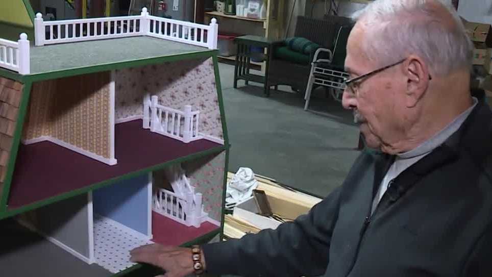 John Dulude builds dollhouses to help Maine organizations raise money - Vimarsana News