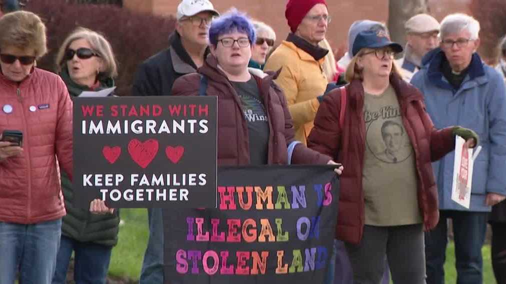Mister Rogers-themed prayer vigil held outside Pittsburgh ICE office